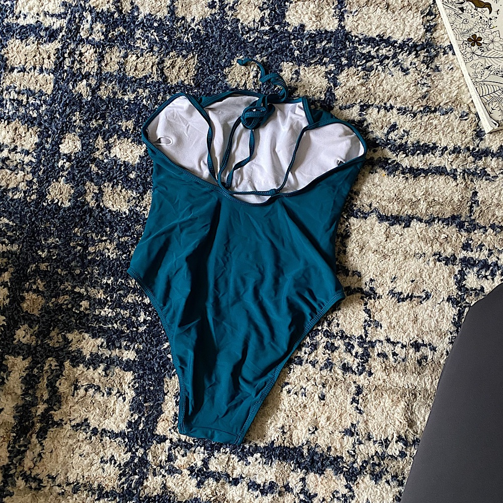 One piece - Picture 2 of 3